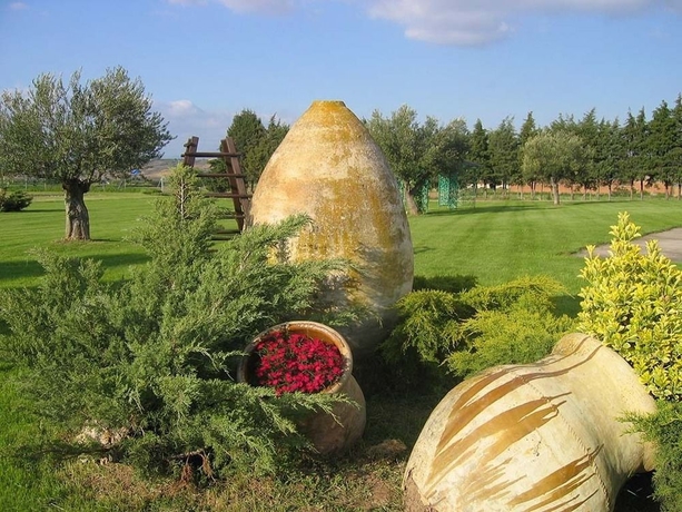 Imagen de los exteriores del Hotel San Camilo. Foto 8