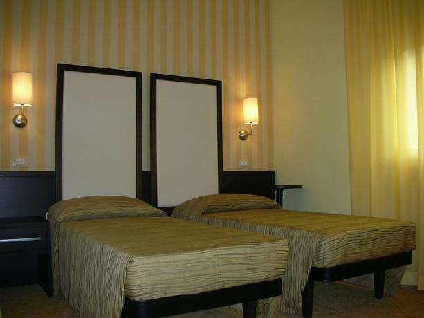 Imagen de la habitación del Hotel San Carlo Cesenatico. Foto 2