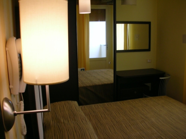Imagen de la habitación del Hotel San Carlo Cesenatico. Foto 4
