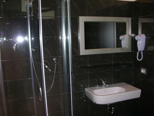 Imagen de la habitación del Hotel San Carlo Cesenatico. Foto 11