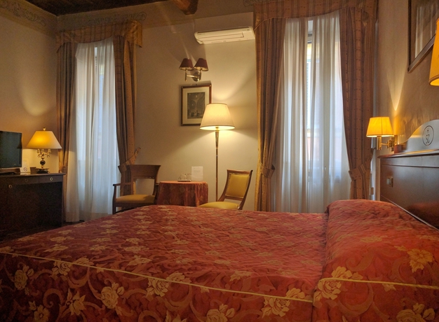 Imagen de la habitación del Hotel San Carlo, Plaza de Espa&ntilde;a. Foto 2