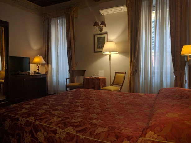 Imagen de la habitación del Hotel San Carlo, Plaza de Espa&ntilde;a. Foto 6
