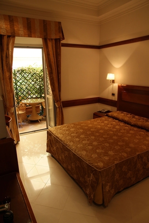 Imagen de la habitación del Hotel San Carlo, Roma. Foto 3
