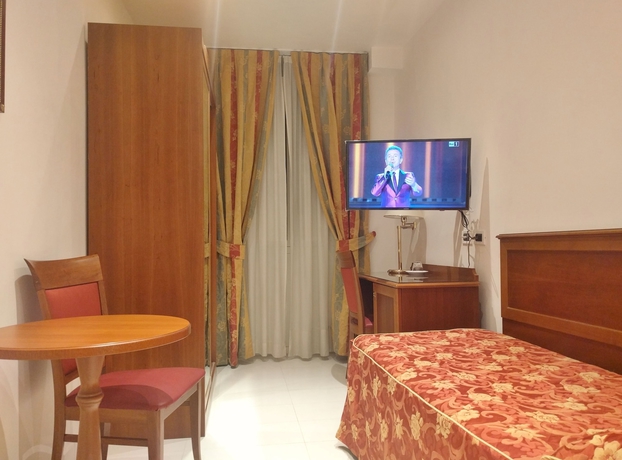 Imagen de la habitación del Hotel San Carlo, Roma. Foto 10