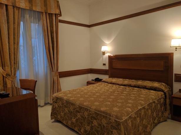 Imagen de la habitación del Hotel San Carlo, Roma. Foto 13
