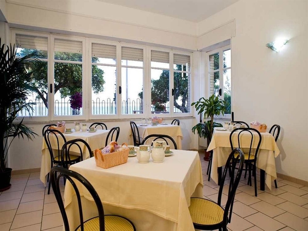 Imagen del bar/restaurante del Hotel San Carlo, Terracina. Foto 2