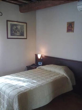 Imagen de la habitación del Hotel San Claudio. Foto 4