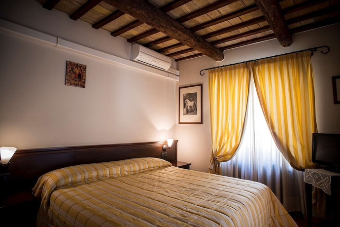 Imagen de la habitación del Hotel San Claudio. Foto 12