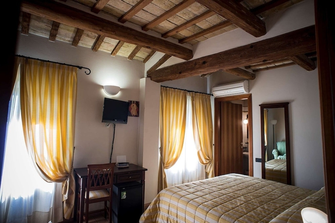 Imagen de la habitación del Hotel San Claudio. Foto 15
