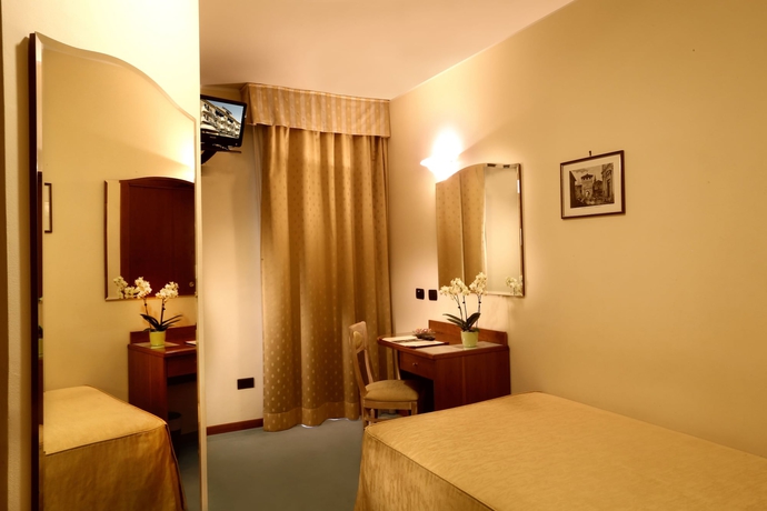 Imagen de la habitación del Hotel San Clemente. Foto 10