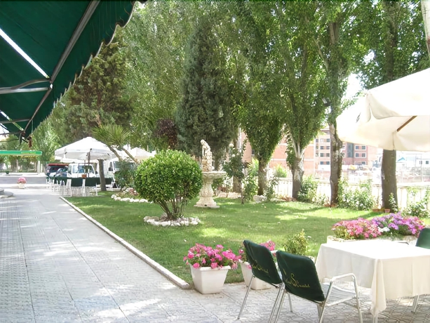 Imagen de los exteriores del Hotel San Crist&oacute;bal, LA CIST&Eacute;RNIGA. Foto 13