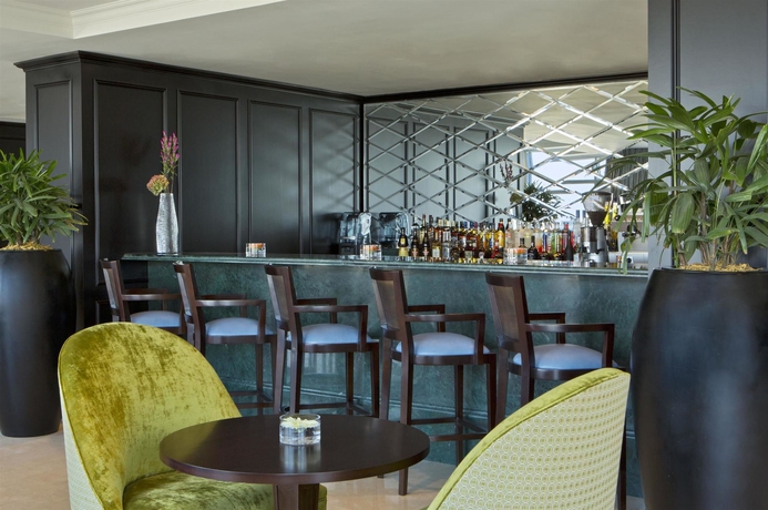 Imagen del bar/restaurante del Hotel San Cristobal Tower. Foto 2