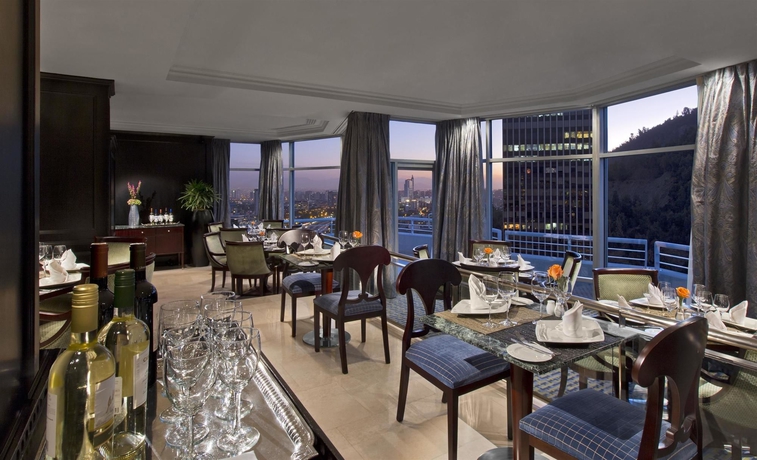 Imagen del bar/restaurante del Hotel San Cristobal Tower. Foto 3