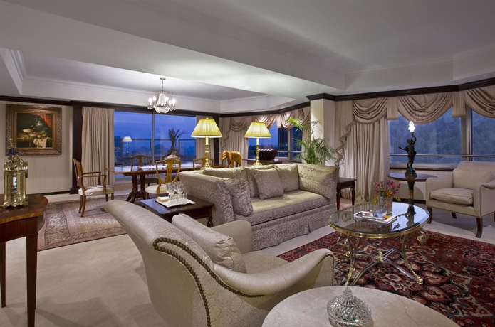 Imagen de la habitación del Hotel San Cristobal Tower. Foto 10