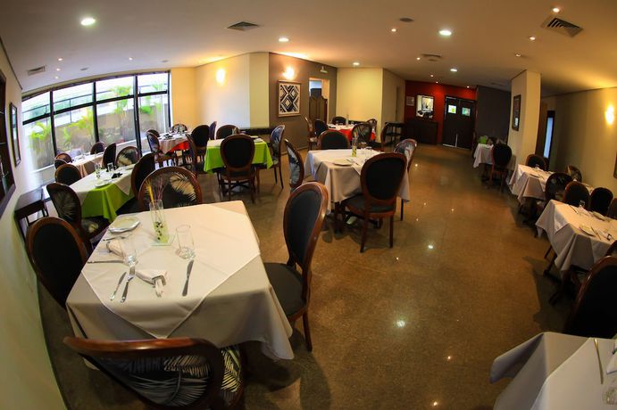 Imagen del bar/restaurante del Hotel San Diego Su&iacute;tes S&atilde;o Jos&eacute; dos Campos. Foto 2