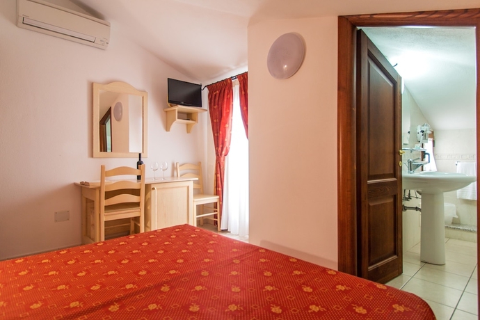 Imagen de la habitación del Hotel San Francisco, Cala Gonone. Foto 6