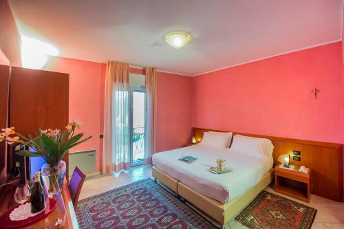 Imagen de la habitación del Hotel San Gerolamo. Foto 6