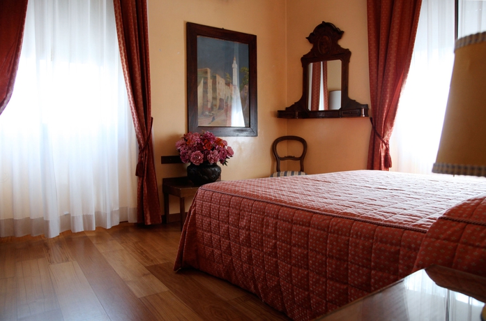 Imagen de la habitación del Hotel San Guido. Foto 8