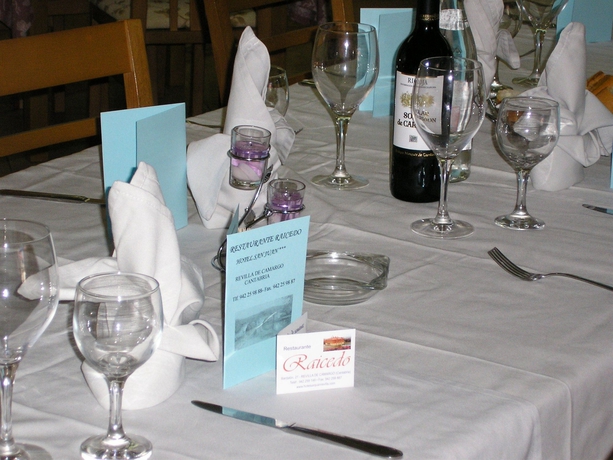 Imagen del bar/restaurante del Hotel San Juan, REVILLA DE CAMARGO. Foto 2