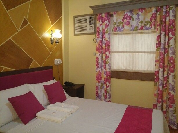 Imagen de la habitación del Hotel San Juan Suites. Foto 29