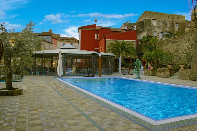 Imagen de la piscina del Hotel San Leo. Foto 17