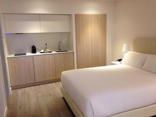 Imagen de la habitación del Hotel San Lorenzo Suites. Foto 2