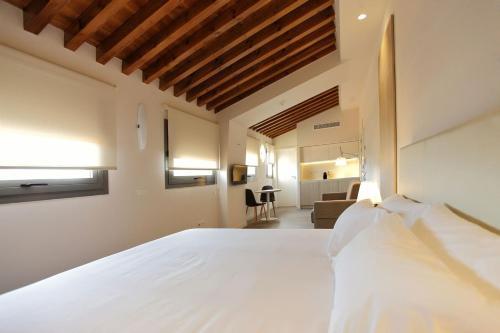 Imagen de la habitación del Hotel San Lorenzo Suites. Foto 6
