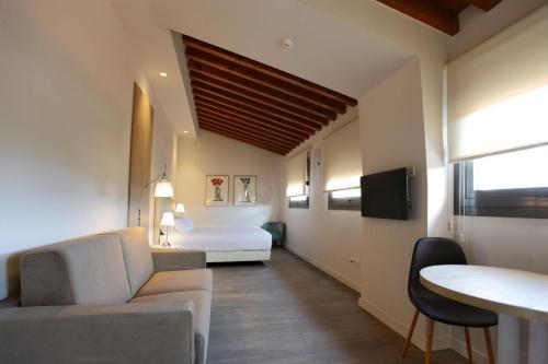 Imagen de la habitación del Hotel San Lorenzo Suites. Foto 8