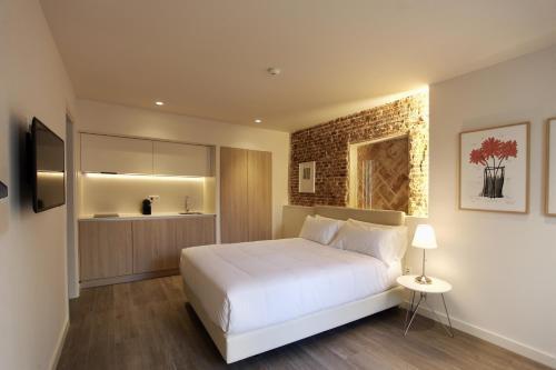 Imagen de la habitación del Hotel San Lorenzo Suites. Foto 9