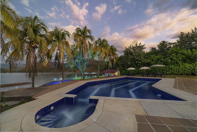 Imagen de la piscina del Hotel San Marcelino de las Rosas. Foto 17