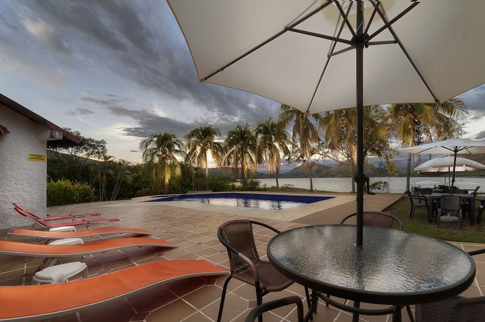 Imagen de la piscina del Hotel San Marcelino de las Rosas. Foto 18