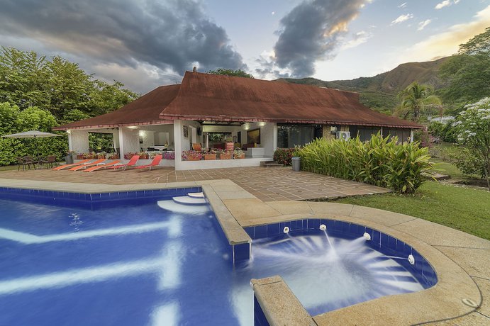 Imagen de la piscina del Hotel San Marcelino de las Rosas. Foto 19