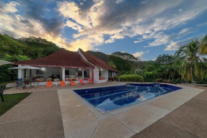 Imagen de la piscina del Hotel San Marcelino de las Rosas. Foto 20
