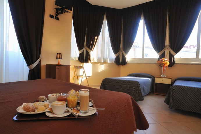 Imagen de la habitación del Hotel San Marco, Nápoles. Foto 7