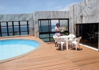 Imagen de la piscina del Hotel San Marino Hotel & Suites. Foto 4
