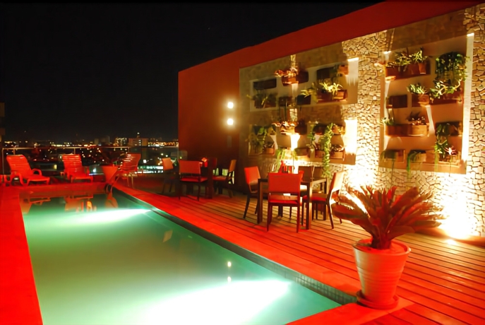 Imagen de la piscina del Hotel San Michel, Taubat&eacute;. Foto 18