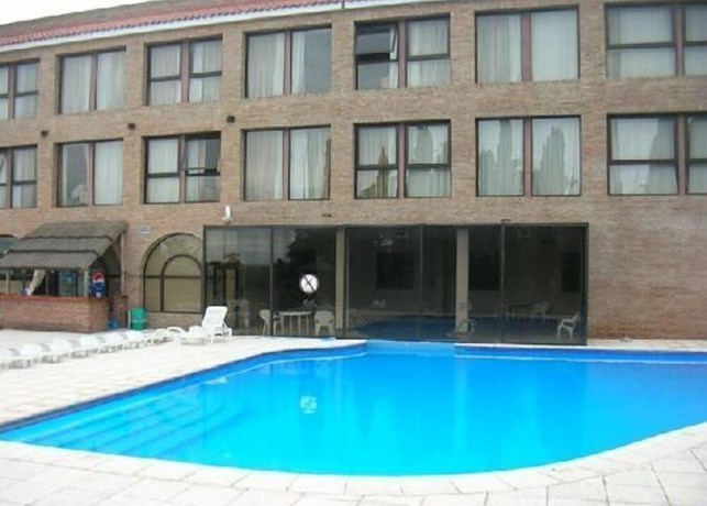 Imagen de la piscina del Hotel San Miguel Plaza. Foto 19