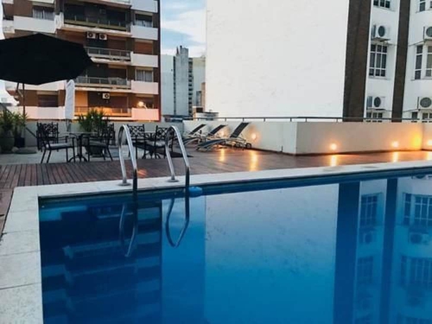 Imagen de la piscina del Hotel San Nicolas Plaza. Foto 17