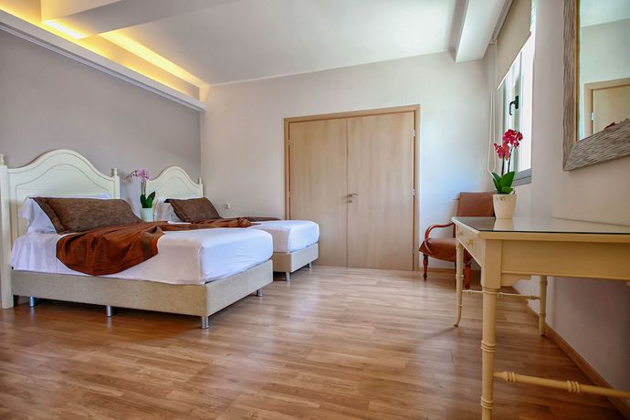 Imagen de la habitación del Hotel San Nicolas Resort. Foto 7