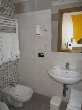 Imagen de la habitación del Hotel San Remo, San Zeno di Montagna. Foto 15