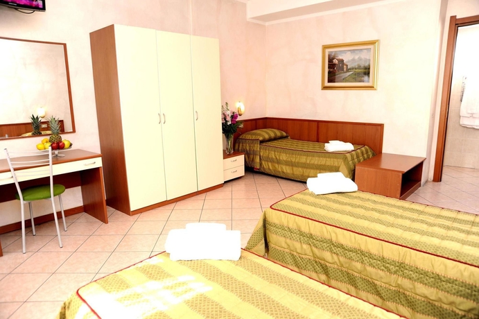 Imagen de la habitación del Hotel San Siro Fiera. Foto 7