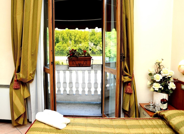 Imagen de la habitación del Hotel San Siro Fiera. Foto 8