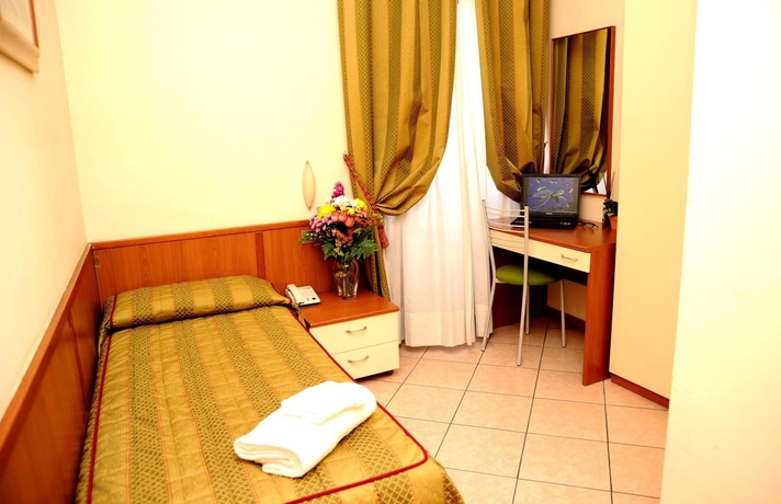 Imagen de la habitación del Hotel San Siro Fiera. Foto 10