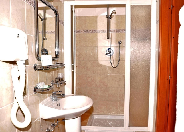 Imagen de la habitación del Hotel San Siro Fiera. Foto 12