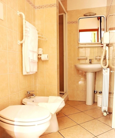 Imagen de la habitación del Hotel San Siro Fiera. Foto 13