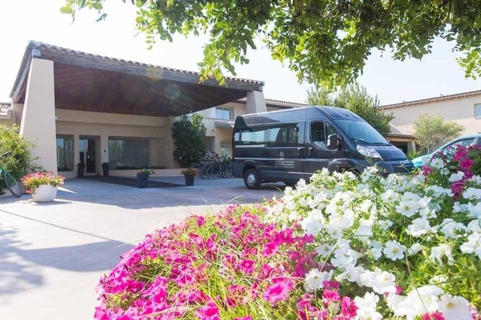 Imagen de los exteriores del Hotel San Teodoro. Foto 12