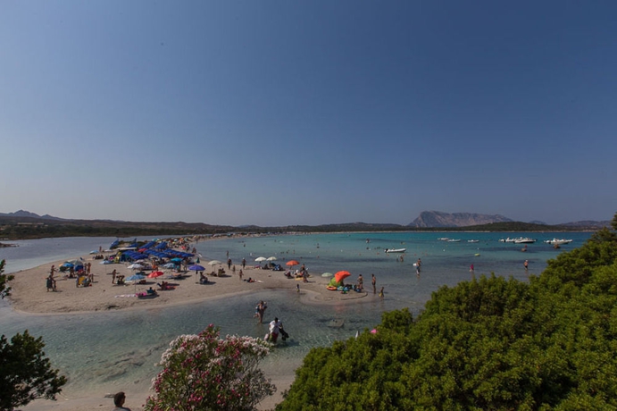 Imagen de los exteriores del Hotel San Teodoro. Foto 13