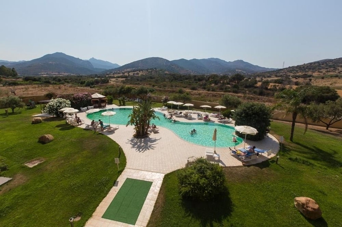Imagen de la piscina del Hotel San Teodoro. Foto 16