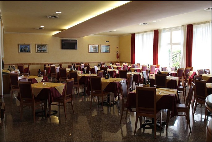 Imagen del bar/restaurante del Hotel San Tomio. Foto 3
