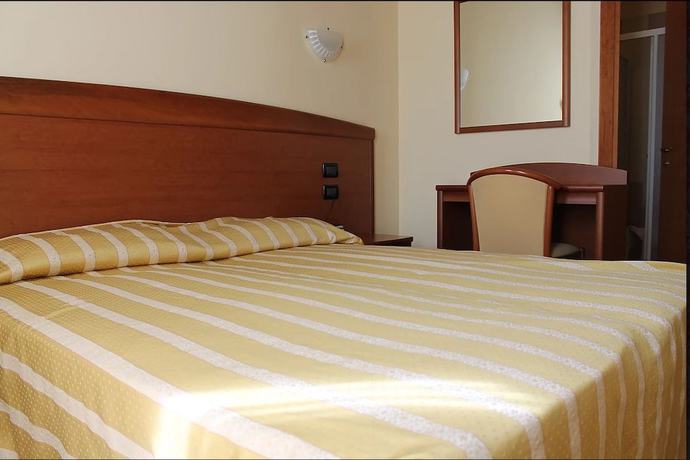 Imagen de la habitación del Hotel San Tomio. Foto 9